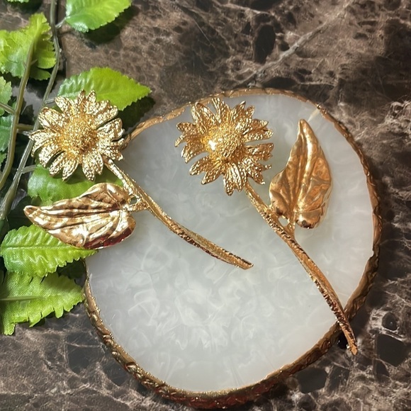 Daisy Flower Gold Earrings - Picture 11 of 16